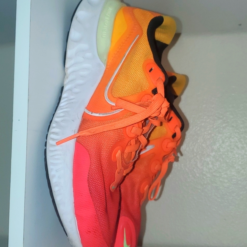 Tennis shoes